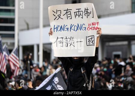 Hong Kong, Cina. 12th Gen 2020. Dimostratore pro-democrazia che ha un cartello dicendo: Hong Kong Non è la Cina durante l'assemblea. Il Team dell'Assemblea civile di Hong Kong ha organizzato un'Assemblea domenicale per sensibilizzare e promuovere il loro prossimo marzo domenica 19th gennaio 2020 per l'assedio universale dei comunisti. Credit: Sopa Images Limited/Alamy Live News Foto Stock