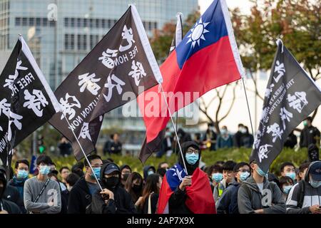 Hong Kong, Cina. 12th Gen 2020. Un pro-democratici manifestanti che detengono una bandiera libera di Hong Kong (nera) mentre indossano una bandiera di Tai Wan durante l'assemblea. Il team dell'Assemblea civile di Hong Kong ha organizzato un'Assemblea domenicale per fare consapevolezza e promuovere il loro prossimo marzo domenica 19th gennaio, 2020 per l'assedio universale sui comunisti. Credit: Sopa Images Limited/Alamy Live News Foto Stock