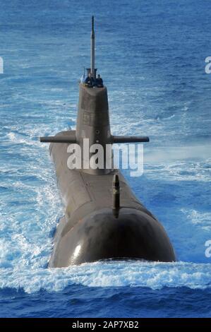 Vista aerea del sottomarino elettrico diesel di classe Collins della marina australiana in mare. Foto Stock