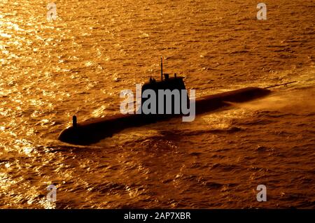 Vista aerea del sottomarino elettrico diesel di classe Collins della marina australiana in mare. Foto Stock