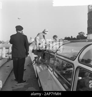Azione Watergeus iniziato, trasporto in barca al centro Data: 1 ottobre 1964 Parole Chiave: Barche del canale Foto Stock