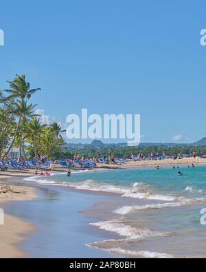I vacanzieri amano la spiaggia e il surf di Playa Dorado vicino a Puerto Plata Repubblica Dominicana. Foto Stock