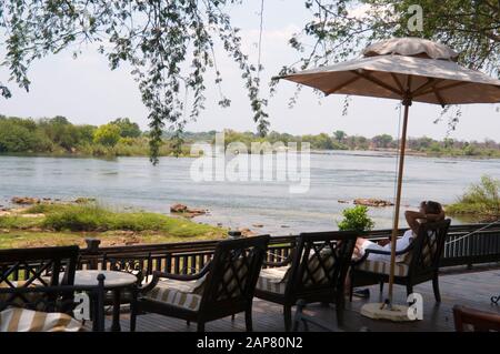 Il Royal Livingstone Hotel si trova sul lato dello Zambia del fiume Zambesi nel Parco Nazionale di Mosi-oa-Tunya, con accesso diretto alle Cascate Vittoria Foto Stock
