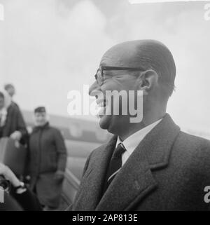 Arrivo del signor. De Vries, il nuovo governatore del Suriname all'aeroporto di Schiphol. Sarà giurato nei Paesi Bassi. Data: 15 febbraio 1965 luogo: Noord-Holland, Schiphol Parole Chiave: Arrivi, governatori, territori d'oltremare, ritratti, aeroporti Foto Stock