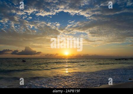 Bella alba sull'Oceano Indiano sull'isola di Zanzibar, Tanzania, Africa orientale. Concetto di viaggio e natura. Mattina cielo, nuvole, sole e mare Foto Stock