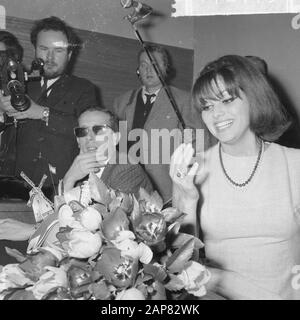 Claudia Cardinale a Schiphol Data: 16 dicembre 1964 Località: Noord-Holland, Schiphol Parole Chiave: Attrici, star del cinema, aeroporti Nome personale: Cardinale Claudia Foto Stock