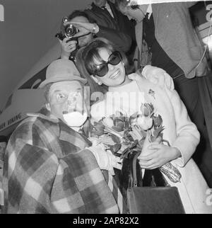 Claudia Cardinale a Schiphol con il clown Fantasio Data: 16 dicembre 1964 Località: Noord-Holland, Schiphol Parole Chiave: Attrici, clown, star del cinema, aeroporti Nome personale: Cardinale Claudia, Fantasio Foto Stock