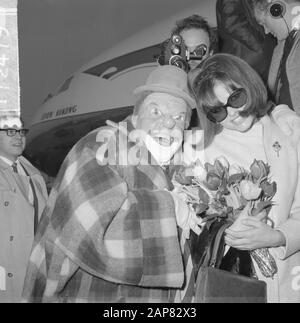 Claudia Cardinale a Schiphol con il clown Fantasio Data: 16 dicembre 1964 Località: Noord-Holland, Schiphol Parole Chiave: Attrici, clown, star del cinema, aeroporti Nome personale: Cardinale Claudia Foto Stock