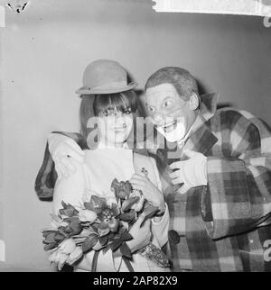 Claudia Cardinale a Schiphol con il clown Fantasio Data: 16 dicembre 1964 Località: Noord-Holland, Schiphol Parole Chiave: Attrici, clown, star del cinema, aeroporti Nome personale: Cardinale Claudia, Fantasio Foto Stock