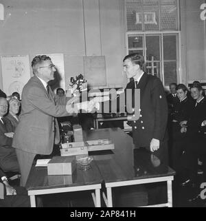 Sindaco Thomassen di Rotterdam ha consegnato sestant alla migliore scuola marittima studentesca Data: 8 agosto 1965 luogo: Rotterdam, Zuid-Holland Parole Chiave: Formazione professionale, sindaci, scuole marittime Nome personale: Thomassen, Wim Foto Stock