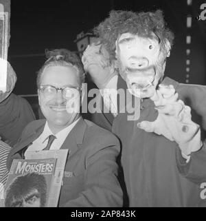 Arrivo Forrest Ackerman alla Stazione Centrale (agente letterario) in mezzo a due mostri Forres Ackerman (headline) Data: 10 agosto 1965 Parole Chiave: Mostri, arrivi, agenti Nome personale: Forrest Ackerman Foto Stock