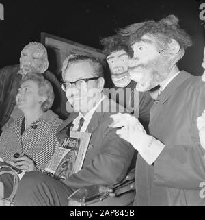 Arrivo Forrest Ackerman alla Stazione Centrale (agente letterario) in mezzo a due mostri Forres Ackerman (headline) Data: 10 agosto 1965 Parole Chiave: Mostri, arrivi, agenti Nome personale: Forrest Ackerman Foto Stock
