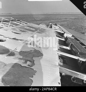 Deposito della nave capsized Akti in Europoort, Rotterdam Descrizione: Il ponte della nave dove la vernice è stata rotta dopo il fuoco Data: 19 ottobre 1965 Località: Rotterdam, Zuid-Holland Parole Chiave: Incidenti della nave , navi da carico, spedizione Foto Stock