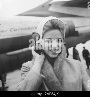 Film attrice Thea Flemming, la brigitte Bardot olandese, all'arrivo a Schiphol Descrizione: L'attrice all'arrivo, indossando occhiali da sole Annotazione: Thea Flemming (Fleming), nato nel 1942, da Sittard fu nel 1960 fu scelto olandese BB, dopo di che ebbe una carriera cinematografica in Italia sotto il nome di Isabella Biancalini. E 'venuto nei Paesi Bassi per partecipare al matrimonio di suo fratello (ed.] Data: 19 Novembre 1965 Località: Noord-Holland, Schiphol Parole Chiave: Arrivo e partenza, attori, attrici, stelle cinematografiche, ritratti, aeroporti Nome personale: Flemming, Thea Foto Stock