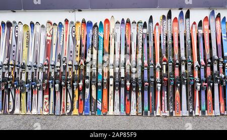 Montreal, Canada - 23 dicembre 2019: Sci alpino da discesa di marche diverse come Atomic, Rossignoli, Fischer ecc in piedi contro un muro a sk Foto Stock