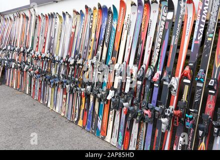 Montreal, Canada - 23 dicembre 2019: Sci alpino da discesa di marche diverse come Atomic, Rossignoli, Fischer ecc in piedi contro un muro a sk Foto Stock