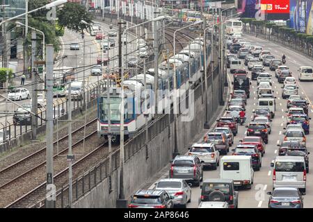 Manila, Filippine - 20 gennaio 2020: Traffico pesante, molte auto e treno MRT su Edsa Road nell'ora di punta Foto Stock