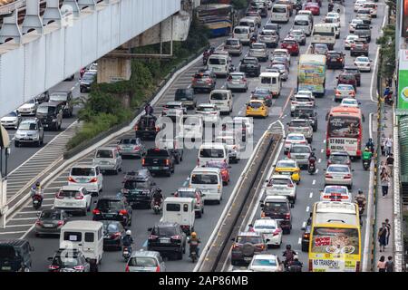 Manila, Filippine - 20 gennaio 2020: Traffico pesante, molte auto sulla Edsa Road in ora di punta Foto Stock