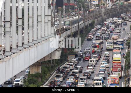 Manila, Filippine - 20 gennaio 2020: Traffico pesante, molte auto sulla Edsa Road in ora di punta Foto Stock