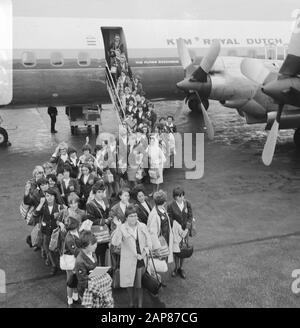 Canadian fanfare, The Vernon Girls tromba band al momento dell'arrivo a Schiphol Descrizione: Arrivo e partenza, bande, fanfares, donne Data: 31 agosto 1966 Località: Noord-Holland, Schiphol Parole Chiave: Arrivo e partenza, bande, fanfares, donne Foto Stock