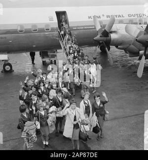 Canadian fanfare, The Vernon Girls tromba band al momento dell'arrivo a Schiphol Descrizione: Arrivo e partenza, bande, fanfares, donne Data: 31 agosto 1966 Località: Noord-Holland, Schiphol Parole Chiave: Arrivo e partenza, bande, fanfares, donne Foto Stock