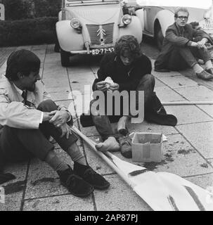 Dimostrazione studentesca sulle indennità di studio, sfilata da Amsterdam all'Aia Descrizione: Gli studenti stanchi fanno una pausa a Leiden Data: 28 settembre 1966 Località: Leiden, Zuid-Holland Parole Chiave: Dimostrazioni, studenti Foto Stock