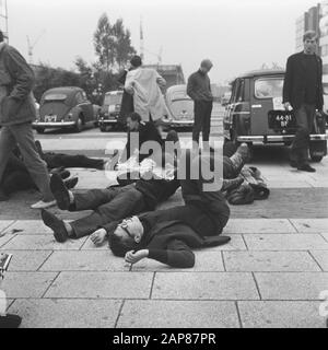 Dimostrazione studentesca sulle indennità di studio, sfilata da Amsterdam all'Aia Descrizione: Gli studenti stanchi fanno una pausa a Leiden Data: 28 settembre 1966 Località: Leiden, Zuid-Holland Parole Chiave: Dimostrazioni, studenti Foto Stock