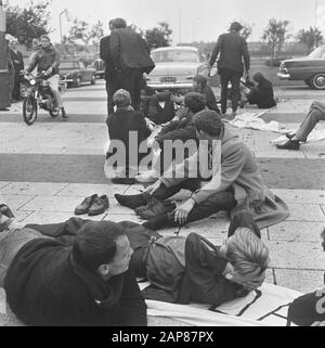 Dimostrazione studentesca sulle indennità di studio, sfilata da Amsterdam all'Aia Descrizione: Gli studenti stanchi fanno una pausa a Leiden Data: 28 settembre 1966 Località: Leiden, Zuid-Holland Parole Chiave: Dimostrazioni, studenti Foto Stock