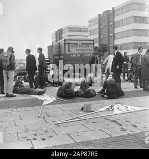 Dimostrazione studentesca sulle indennità di studio, sfilata da Amsterdam all'Aia Descrizione: Gli studenti stanchi fanno una pausa a Leiden Data: 28 settembre 1966 Località: Leiden, Zuid-Holland Parole Chiave: Dimostrazioni, studenti Foto Stock