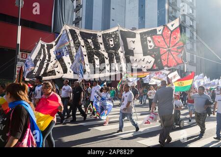 Buenos Aires, Argentina - 9 novembre 2019: I dimostranti marciano a sostegno del presidente Evo Morales e condannano il colpo di stato in Bolivia. Foto Stock