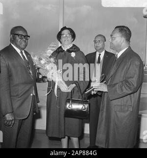 Arrivo dr. J. H. E. Ferrier, governatore del Suriname Schiphol. J. H. E. Ferrier Annotazione: Sig. J.F.E., ministro di sinistra Einaar Data: 6 Marzo 1968 Luogo: Noord-Holland, Schiphol Parole Chiave: Arrivi, Governatori Nome Personale: Einaar, Johan Friedrich Egbert, Ferrier, Johan Foto Stock