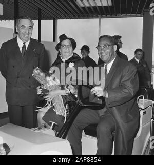 Arrivo dr. J. H. E. Ferrier, governatore del Suriname Schiphol. Ferrier con moglie su wagentje Schiphol Annotation: Il Segretario di Stato di sinistra M.J. Keyzer Data: 6 Marzo 1968 Località: Noord-Holland, Schiphol Parole Chiave: Moglie, Arrivi, Governatori Nome Personale: Ferrier, Johan, Keyzer, M.j. (politico) Foto Stock