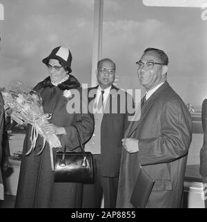 Arrivo dr. J. H. E. Ferrier, governatore del Suriname Schiphol. J. H. E. Ferrier Data: 6 marzo 1968 luogo: Noord-Holland, Schiphol Parole Chiave: Arrivi, governatori Nome personale: Ferrier, Johan Foto Stock