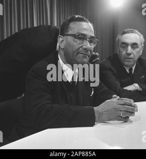 Arrivo dr. J. H. E. Ferrier, governatore del Suriname Schiphol. J. H. E. Ferrier Annotazione: Segretario di Stato di destra M.J. Keyzer Data: 6 Marzo 1968 Località: Noord-Holland, Schiphol Parole Chiave: Arrivi, Governatori Nome Personale: Ferrier, Johan, Keyzer, M.j. (politico) Foto Stock