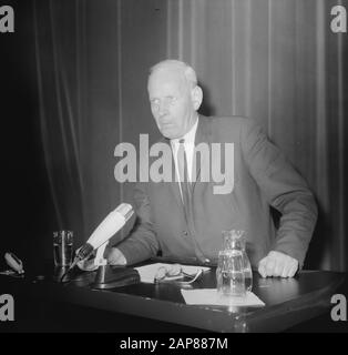 I lavoratori protestanti cristiani di costruzione del N.C.B. (Dipartimento della C.N.V.) ha tenuto una riunione presso il centro congressi RAI di Amsterdam. La N.C.B. non ha partecipato alla manifestazione dell'Aia. Il presidente del C.N.V. MR. J. van Eibergen alla parola Data: 2 aprile 1968 luogo: Amsterdam, Noord-Holland Parole Chiave: Riunioni, sindacati, presidenti Nome personale: Eibergen, J. van Foto Stock