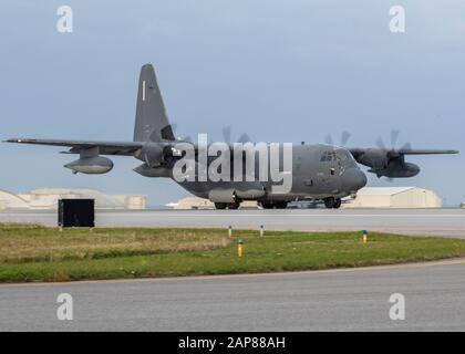 Una US Air Force MC-130J Commando II decollare durante L'Esercizio Westpac Rumrunner 10 gennaio 2020, presso la Kadena Air base, Giappone. L'esercizio ha offerto l'opportunità agli uomini d'aviazione di Kadena di praticare una vasta gamma di capacità oltre a collaborare con i nostri partner congiunti nell'esercito, nella marina e nel corpo marino. (STATI UNITI Air Force foto di Airman 1st classe Mandy Foster) Foto Stock