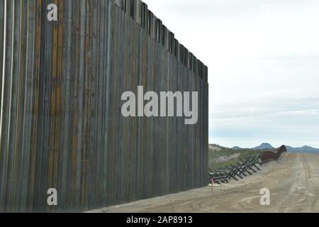 I dissuasori in acciaio da 30 piedi sostituiscono le vecchie barriere in stile Normandia al progetto Tucson 3 vicino a Douglas, Arizona, 15 gennaio 2020. Il progetto Tucson 3 si estende per circa 32 km, sostituendo i design obsoleti e dilatati con un sistema di barriera in acciaio. Il corpo degli ingegneri dell'esercito degli Stati Uniti, il distretto Di Confine del Sud Pacifico fornisce servizi di appalto, tra cui supervisione di progettazione e costruzione, di progetti di barriera di confine sud-occidentale finanziati dal Dipartimento della Difesa in California, Arizona, New Mexico e Texas, in direzione dell'Amministrazione e su richiesta del Dipartimento o Foto Stock