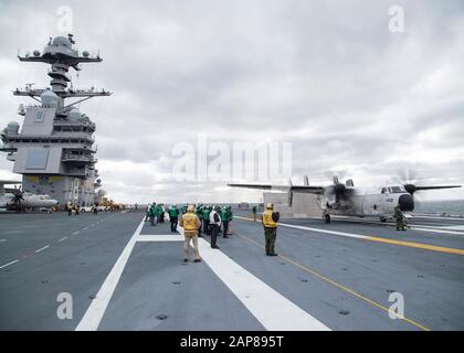 Oceano Atlantico (Gen. 21, 2020) UN C-2A Greyhound, assegnato a Air Test and Evaluation Squadron (VX) 20, si prepara a lanciare dalla USS Gerald R. Ford's (CVN 78). Ford sta attualmente conducendo test di compatibilità Degli Aeromobili per testare ulteriormente i suoi sistemi di lancio Degli Aeromobili elettromagnetici (EMALS) e gli ingranaggi di Arresto avanzati (AAG). (STATI UNITI Navy Photo by Mass Communication Specialist 3rd classe Zachary Melvin) Foto Stock