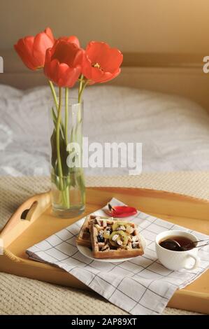 Caffè romantico del mattino servito a letto con mazzo di rose beige in  stile shabby chic interni, romantica colazione di bed o caffè Foto stock -  Alamy