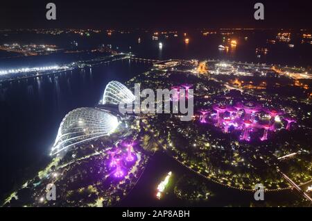 Singapore - 14 settembre 2018: Vista aerea dei giardini della baia di notte dalla terrazza panoramica Sands SkyPark Foto Stock