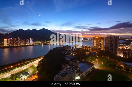 Tramonto romantico e luci colorate della città lungo il fiume Tamsui nella città di New Taipei, Taiwan Foto Stock