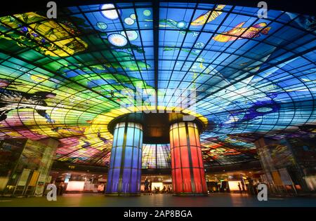 Kaohsiung, TAIWAN - 6 APRILE 2018 - Installazione di un murale di vetro chiaro alla stazione di Formosa Boulevard Foto Stock