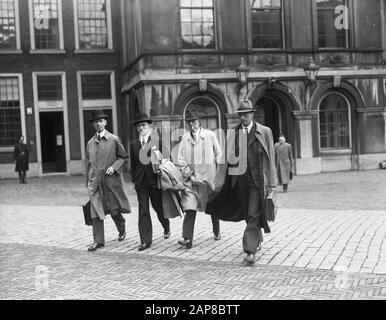 Governo: Casa Descrizione: Binnenhof A L'Aia. Apertura della Camera dei rappresentanti. I ministri vanno alla Camera dei rappresentanti. Vlnr. Da Kleffens, Da Royen, Van Schaik? , Mansholt Data: 25 Settembre 1945 luogo: The Hague, Zuid-Holland Parole Chiave: Ministers, princsjesdagen Nome personale: Kleffens, E.N. van, Mansholt, Sicco, Royen, H. van Foto Stock