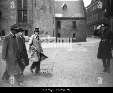 Governo: Casa Descrizione: Binnenhof A L'Aia. Apertura della Camera dei rappresentanti. I ministri vanno alla Camera dei rappresentanti. Vlnr. Mansholt, Beel, Van Schaik? Data: 25 settembre 1945 luogo: Binnenhof, l'Aia, Zuid-Holland Parole Chiave: Ministri, Governo Nome del personale: Beel, L.J.M., Mansholt, Sicco Foto Stock