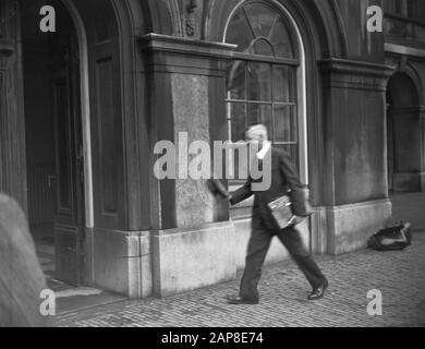 Governo: Casa Descrizione: Binnenhof A L'Aia. Apertura della Camera dei rappresentanti. Ministro Delle Finanze P. Lieftinck Data: 25 Settembre 1945 Luogo: Binnenhof, L'Aia, Zuid-Holland Parole Chiave: Ministri, Governo Nome Personale: Lieftinck, Pieter Foto Stock