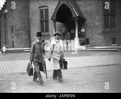 Governo: Casa Descrizione: Binnenhof A L'Aia. Apertura della Camera dei rappresentanti. Ministri Van Kleffens E Meynen Annotazione: Vecchio Nr. 8288A Data: 25 settembre 1945 luogo: Binnenhof, l'Aia, Zuid-Holland Parole Chiave: Ministri, governo Nome personale: Kleffens, E.N. van, Meynen, J. Foto Stock