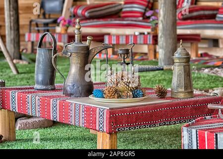 Interno di una tradizionale tenda beduina Foto stock - Alamy