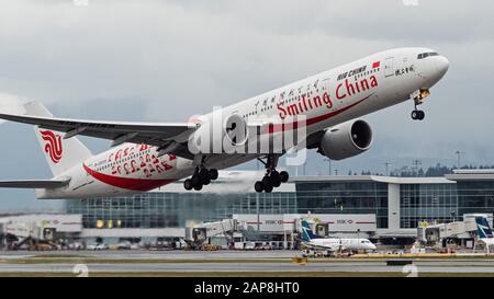 Richmond, British Columbia, Canada. 21st Gen 2020. Un Boeing 777-300ER (B-2035) Air China Jet Airliner a fusoliera larga, dipinto in speciale livrea 'Shmiling China', parte dall'Aeroporto Internazionale di Vancouver con un volo da Vancouver a Pechino, 21 gennaio 2020. Credito: Bayne Stanley/Zuma Wire/Alamy Live News Foto Stock