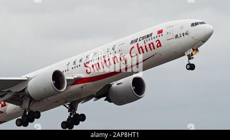 Richmond, British Columbia, Canada. 21st Gen 2020. Un Boeing 777-300ER (B-2035) Air China Jet Airliner a fusoliera larga, dipinto in speciale livrea 'Shmiling China', parte dall'Aeroporto Internazionale di Vancouver con un volo da Vancouver a Pechino, 21 gennaio 2020. Credito: Bayne Stanley/Zuma Wire/Alamy Live News Foto Stock