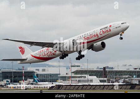 Richmond, British Columbia, Canada. 21st Gen 2020. Un Boeing 777-300ER (B-2035) Air China Jet Airliner a fusoliera larga, dipinto in speciale livrea 'Shmiling China', parte dall'Aeroporto Internazionale di Vancouver con un volo da Vancouver a Pechino, 21 gennaio 2020. Credito: Bayne Stanley/Zuma Wire/Alamy Live News Foto Stock